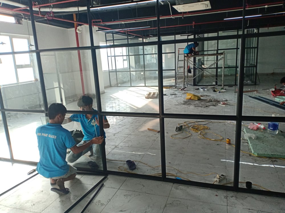 Vách kính khung sắt ngăn văn phòng