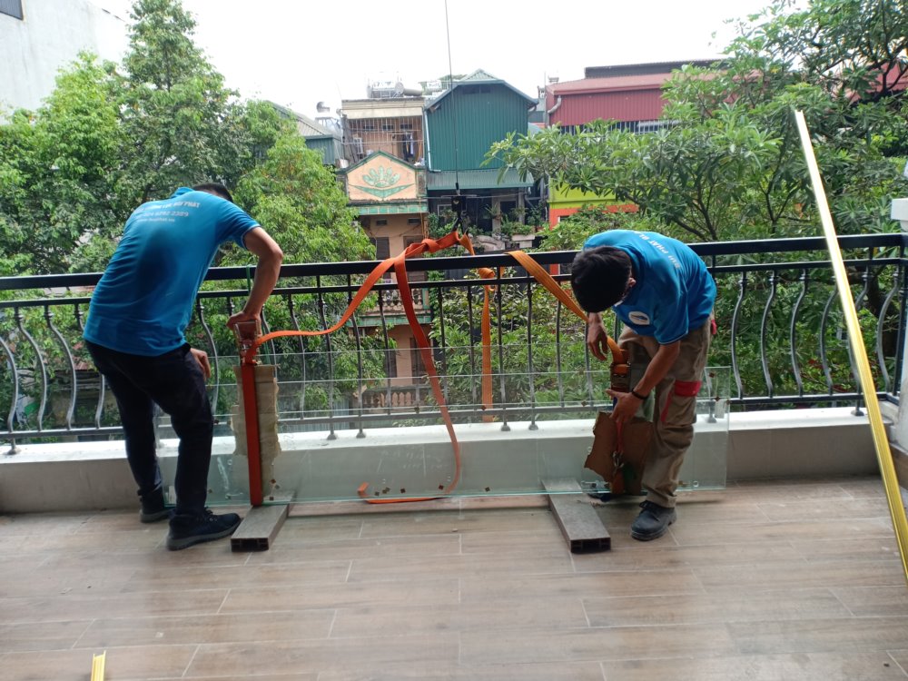 Thi công kính cường lực