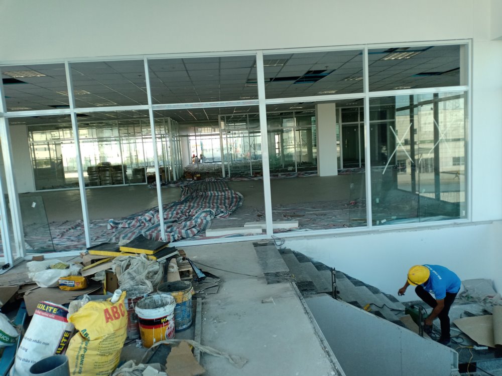 Thi công kính cường lực