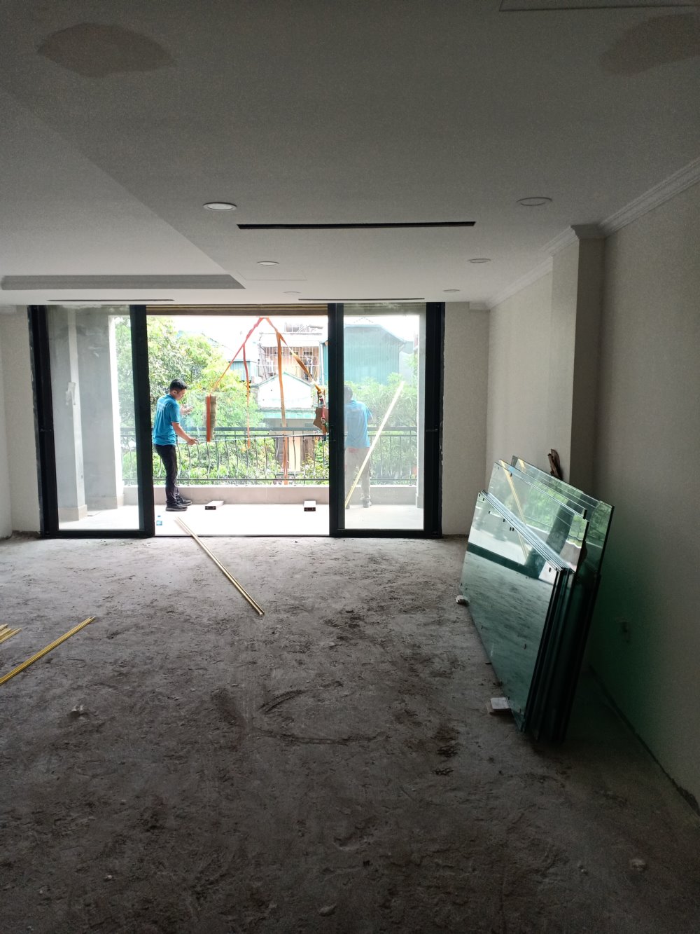 Vận chuyển và thi công kính cường lực