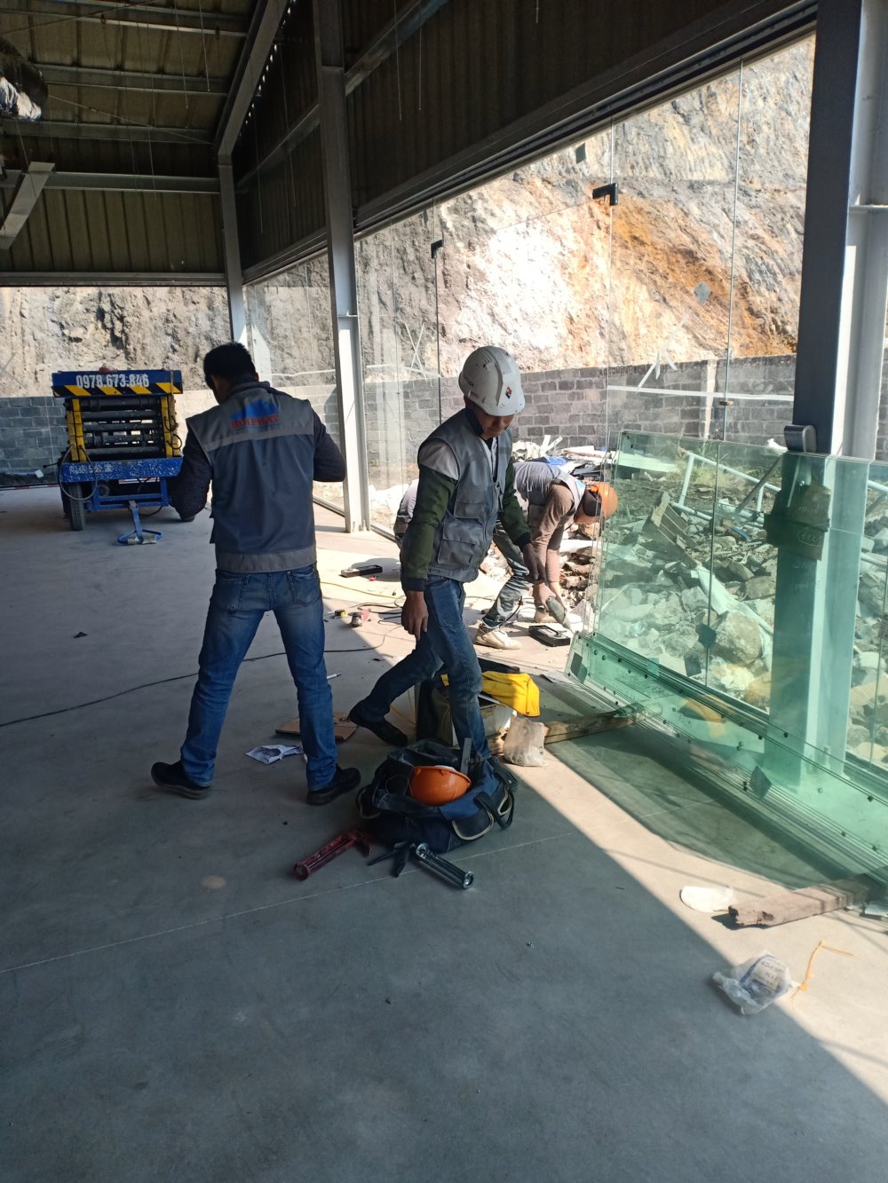 Thi công kính cường lực