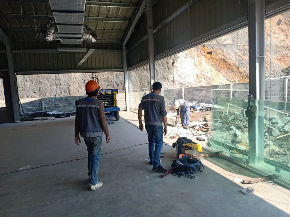 Thi công kính cường lực