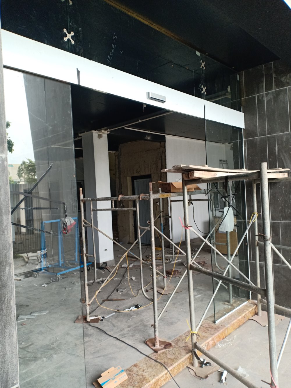 Thi công cửa kính cường lực