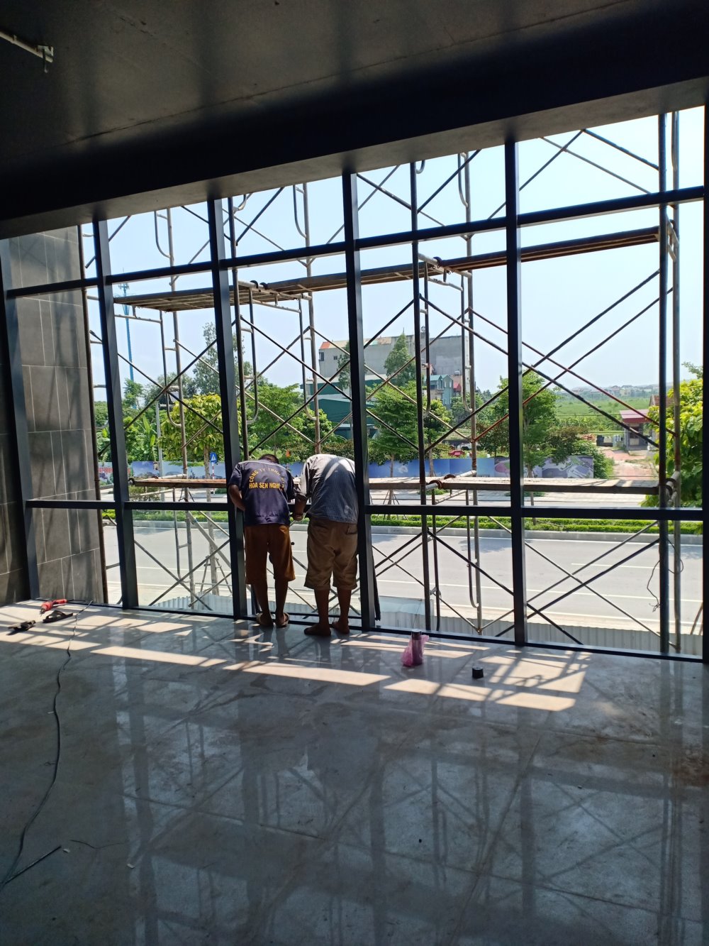 Thi công vách kính mặt tiền