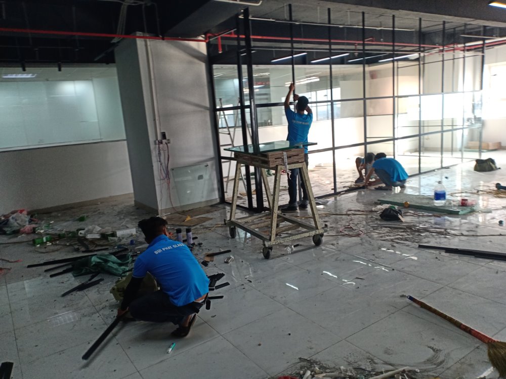 Thi công vách kính văn phòng