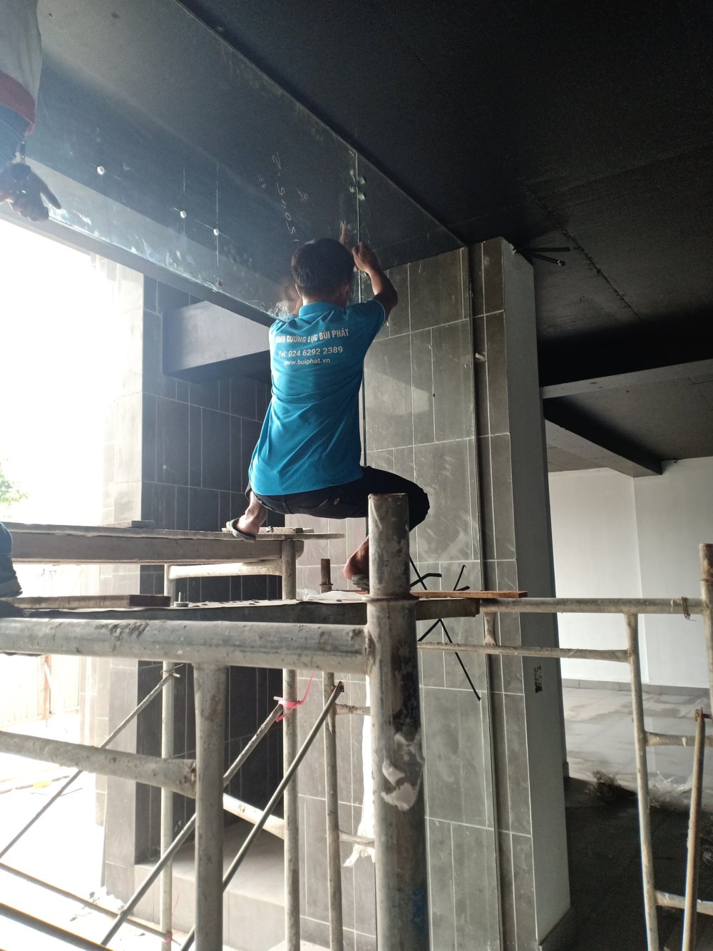 Thi công lắp đặt cửa kính