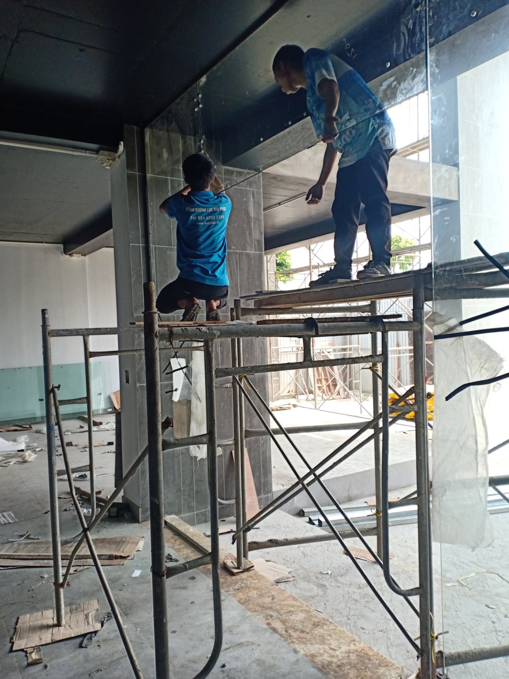 Lắp đặt cửa kính mặt tiền