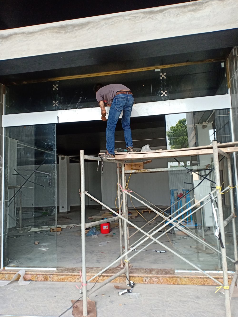 Thi công cửa kính