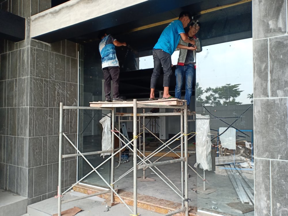 Làm cửa kính cường lực