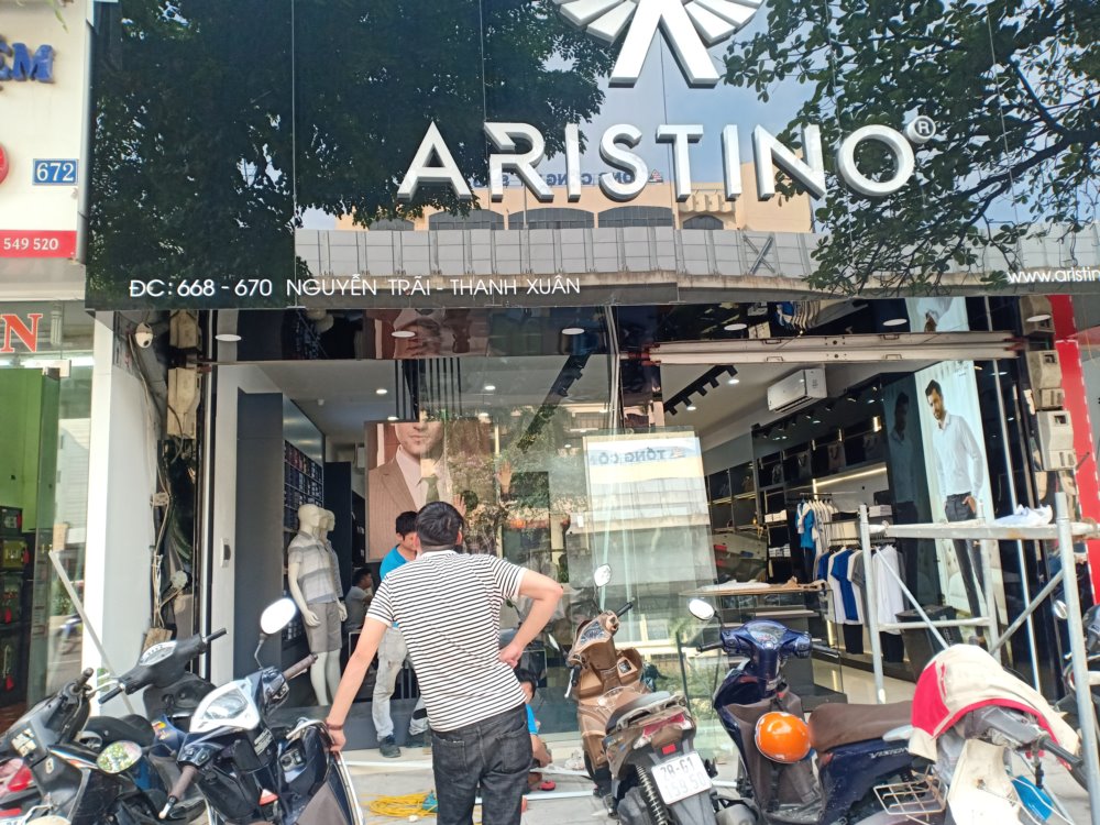 Thi công cửa kính mặt tiền showwrom