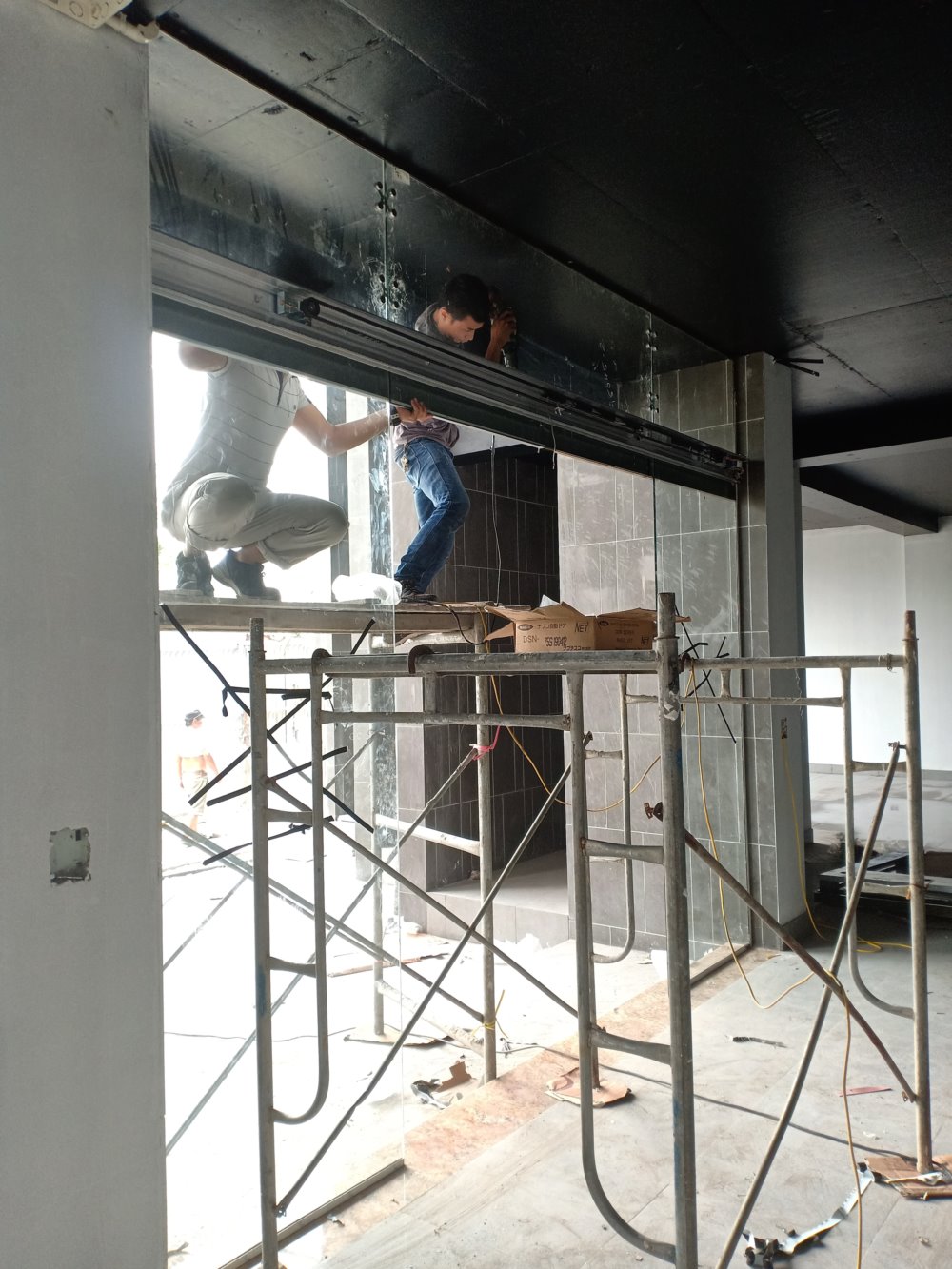 Lắp đặt cửa kính tự động mặt tiền