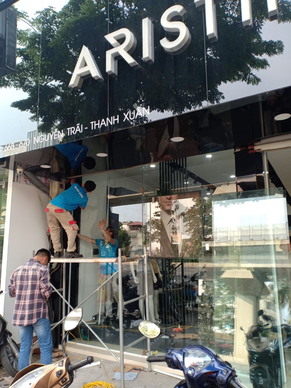 Thi công cửa kính showroom