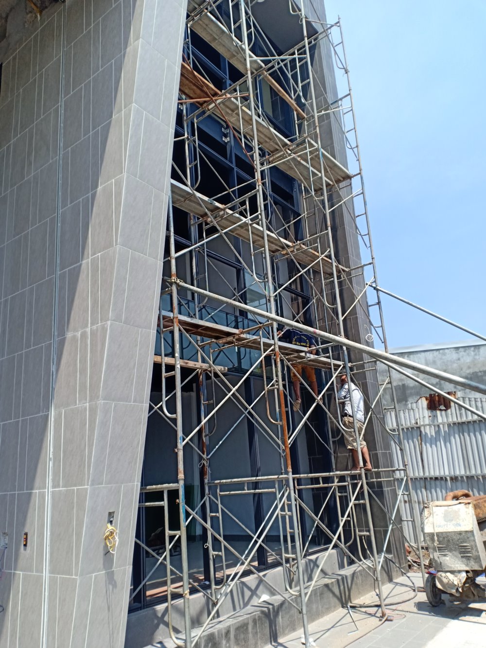 Thi công vách kính mặt dựng