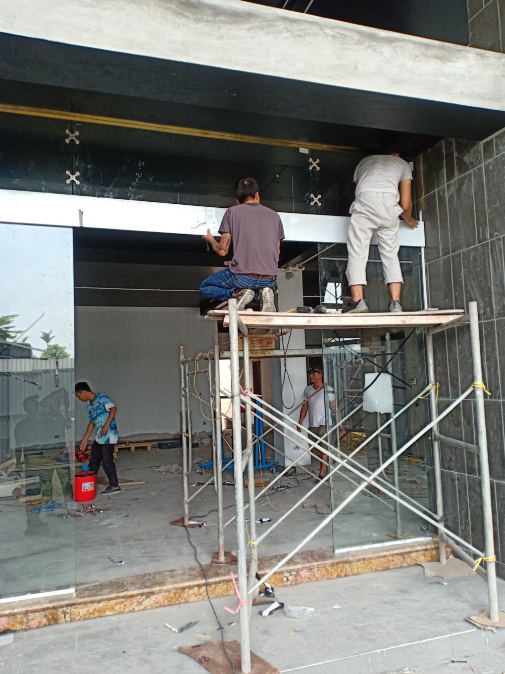 Thi công cửa kính