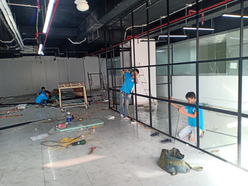 Lắp đặt vách kính khung sắt đen văn phòng