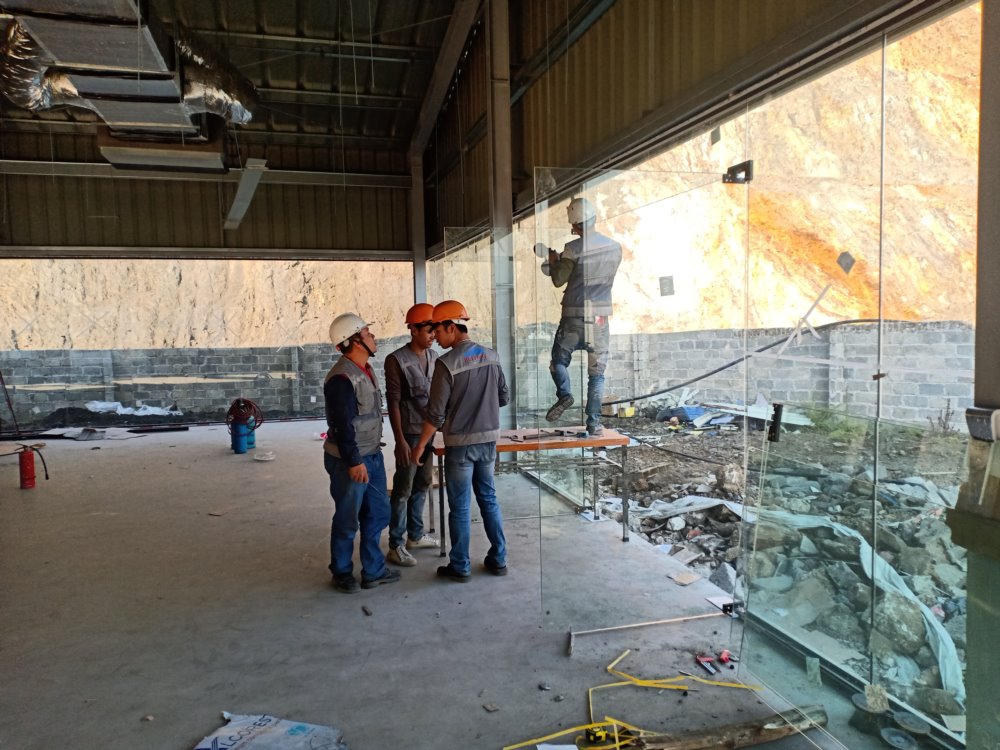 Thi công vách kính cường lực cho nhà máy Thái Nguyên