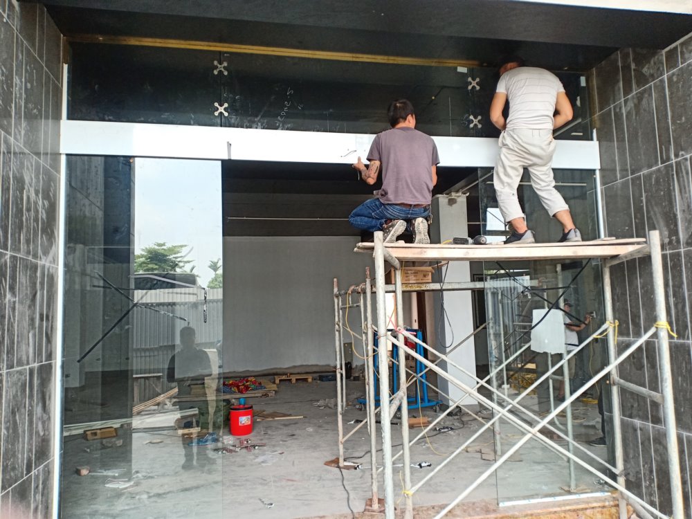 Thi công cửa kính tự động