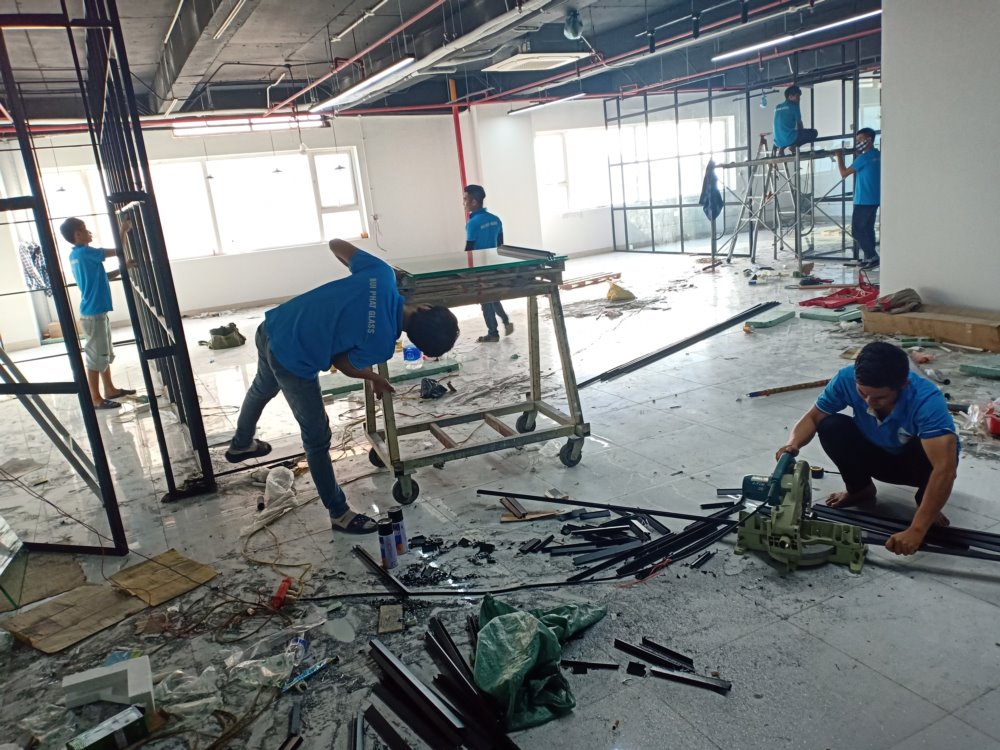 Thi công kính cường lực văn phòng