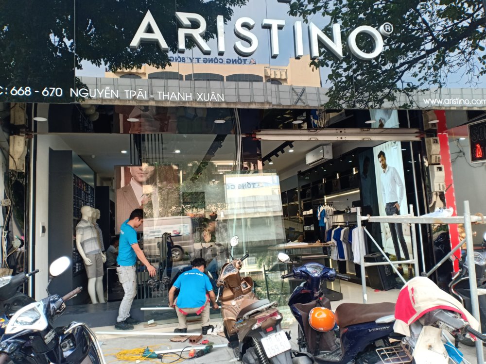 Lắp cửa kính cường lực mặt tiền