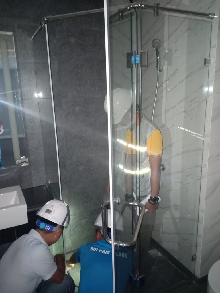 Kính nhà tắm cường lực cao cấp đảm bảo an toàn tuyệt đối.