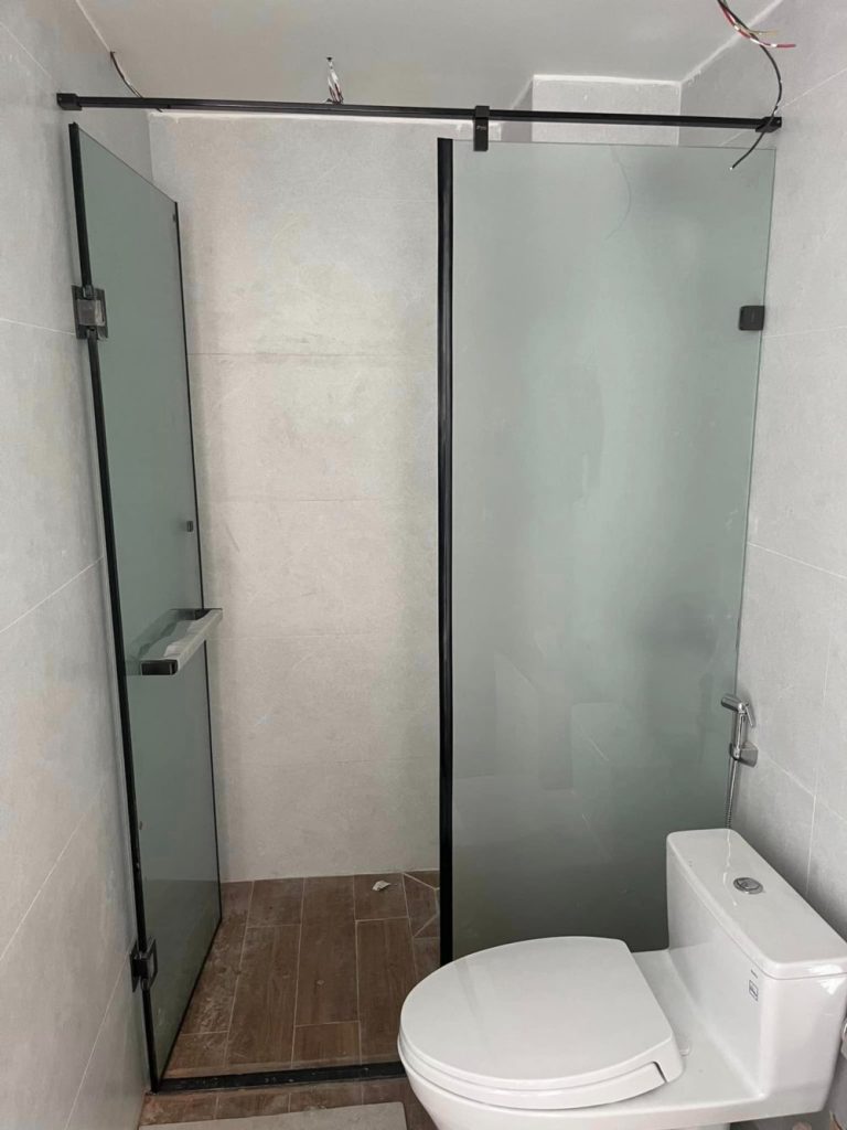 Phòng tắm kính đẹp với thiết kế cửa mở quay tinh tế.