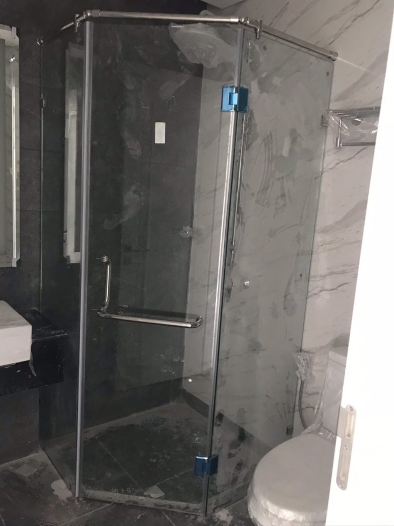 Nhà tắm đứng kính cường lực giúp phòng vệ sinh luôn sạch sẽ.