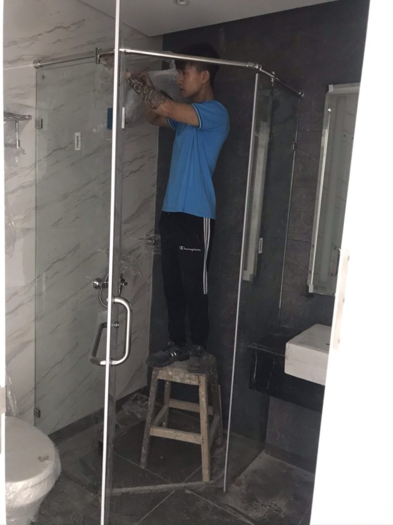 Phòng tắm kính cường lực 10mm chắc chắn và sang trọng.