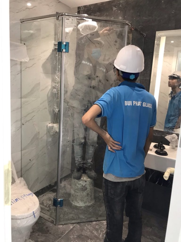 Kính cường lực nhà tắm được mài cạnh tỉ mỉ, độ bền cao.