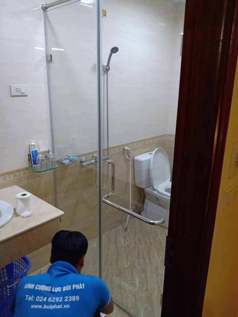 Mẫu cabin phòng tắm kính cửa lùa tiết kiệm không gian tối đa.