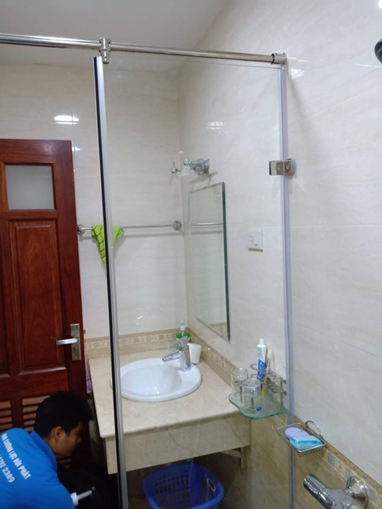 Kính phòng tắm mờ tạo sự riêng tư và vẻ đẹp kín đáo.
