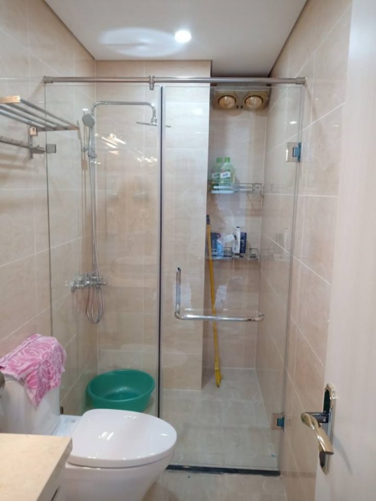 Kính nhà vệ sinh chịu lực tốt, dễ dàng vệ sinh lau chùi.