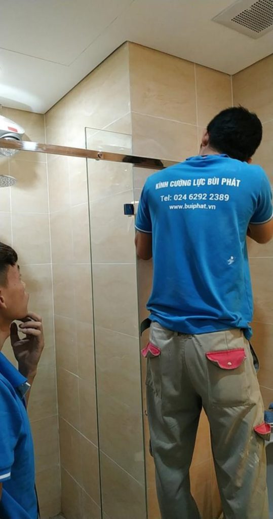 Vách kính nhà tắm được thi công bởi đội ngũ Bùi Phát 10 năm kinh nghiệm.