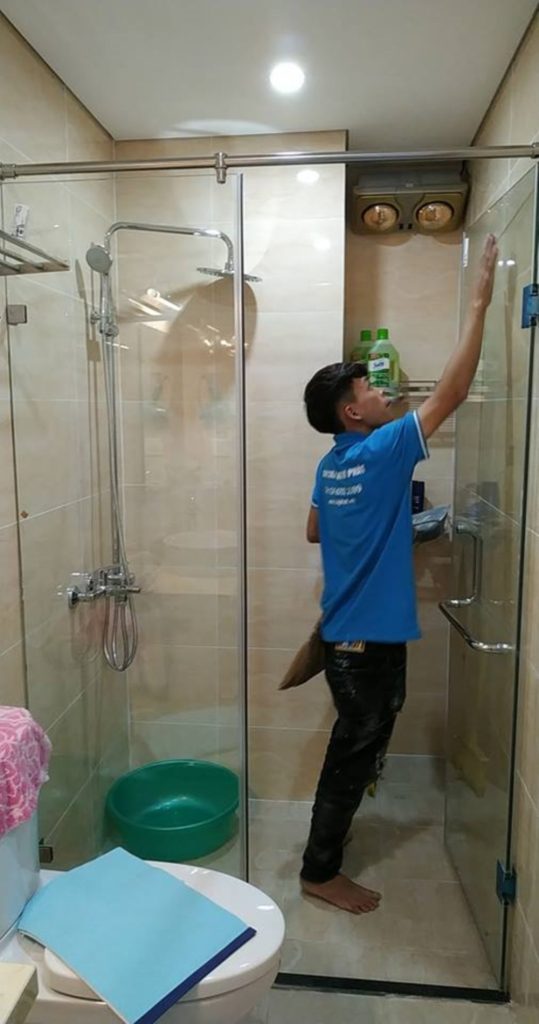 Cận cảnh quá trình lắp vách tắm kính chuẩn xác từng chi tiết.