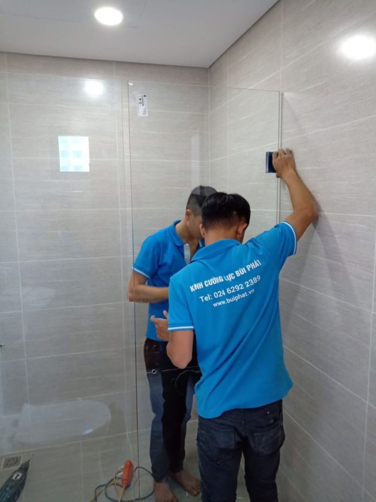 Phòng tắm kính cửa lùa treo giúp đóng mở nhẹ nhàng, không tiếng động.