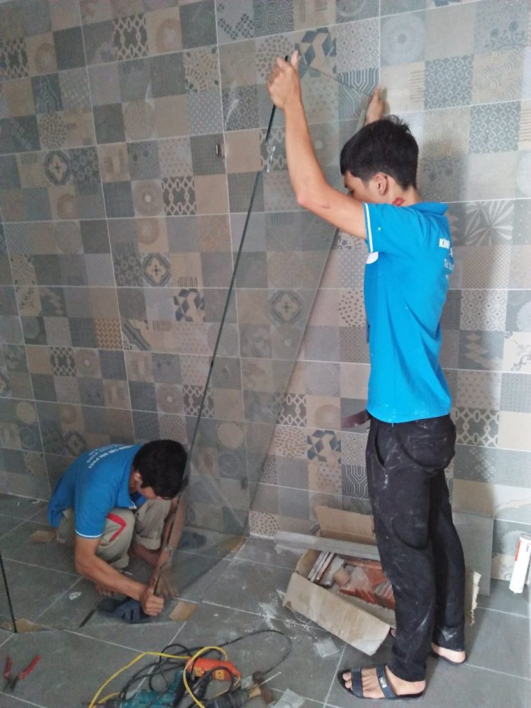 Cabin tắm kính vuông góc tạo điểm nhấn sang trọng cho nội thất.