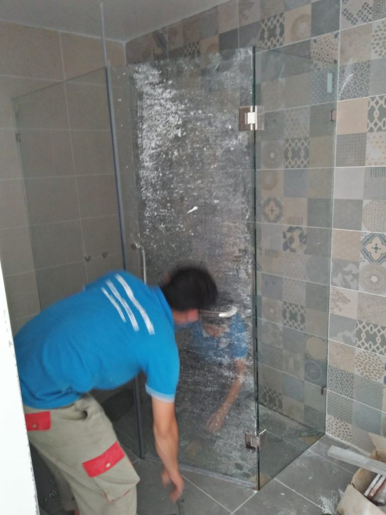 Kính nhà tắm không bám nước, giữ cho bề mặt luôn sáng bóng.
