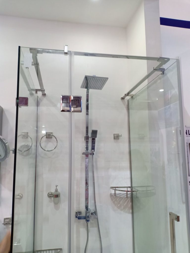 Lắp đặt vách kính nhà tắm sang trọng cho biệt thự cao cấp.