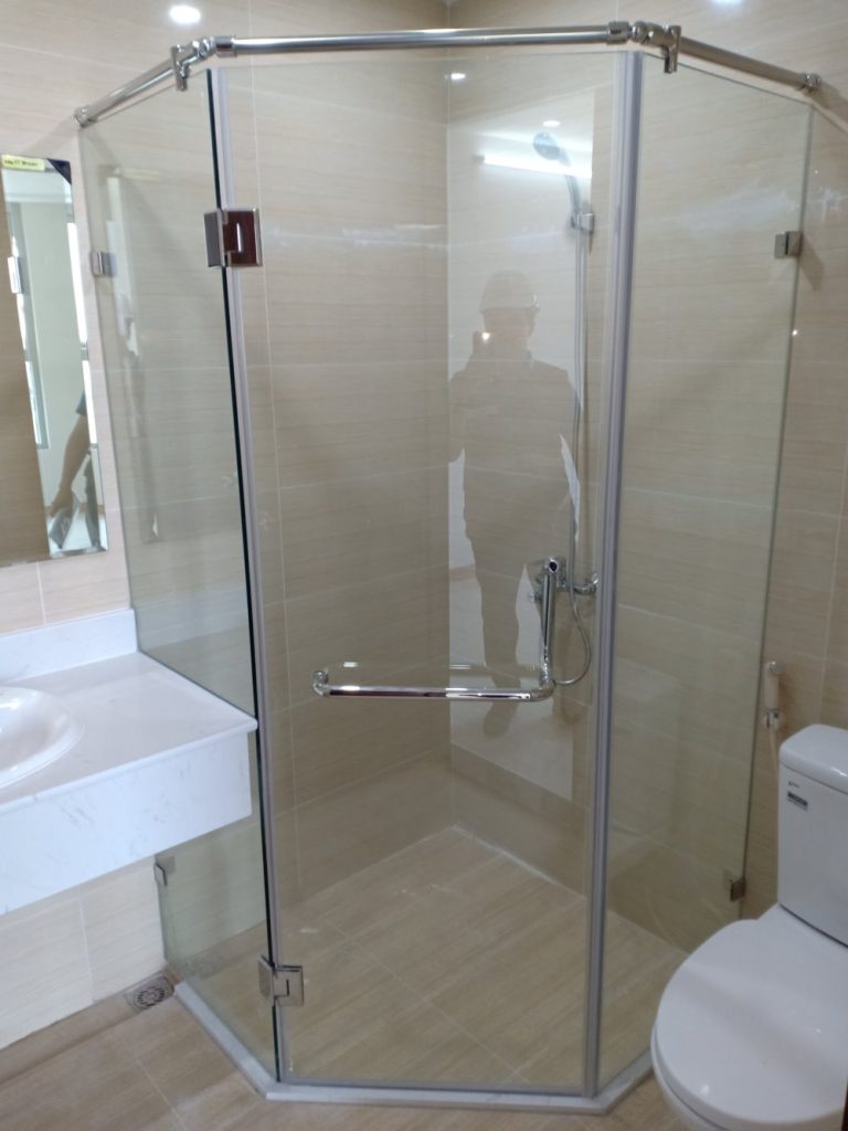 Lắp kính nhà tắm cường lực bền đẹp, giá tốt nhất thị trường.