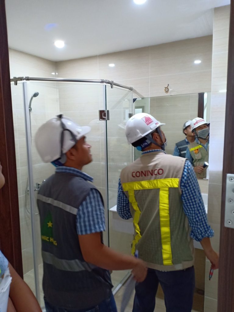 Thực tế thi công vách kính phòng tắm thoáng sáng và rộng rãi.