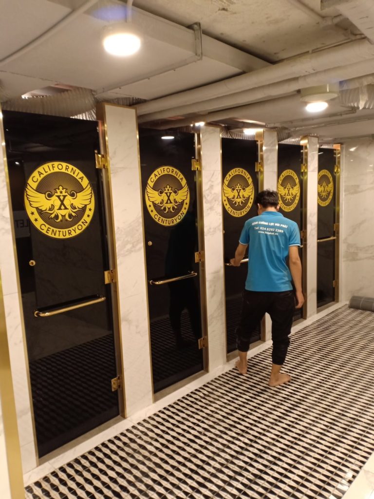Vách tắm kính cường lực bền bỉ, chịu lực và chịu nhiệt tốt.