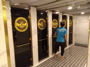Vách ngăn nhà tắm bằng kính giúp phân chia khu vực khô và ướt.