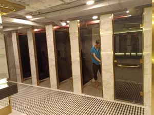Thực tế lắp đặt vách kính tắm chuyên nghiệp tại công trình.