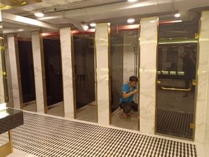 Vách ngăn phòng tắm hiện đại tối ưu diện tích cho nhà phố nhỏ.