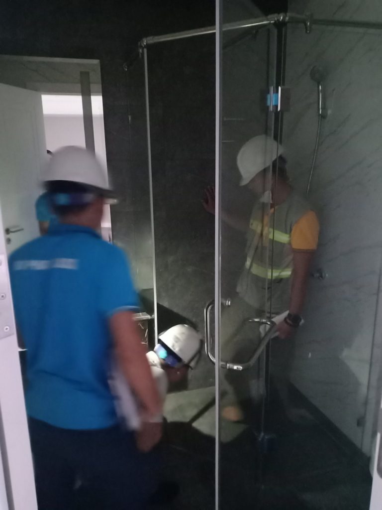 Cabin tắm đứng với phụ kiện inox 304 chính hãng không han gỉ.