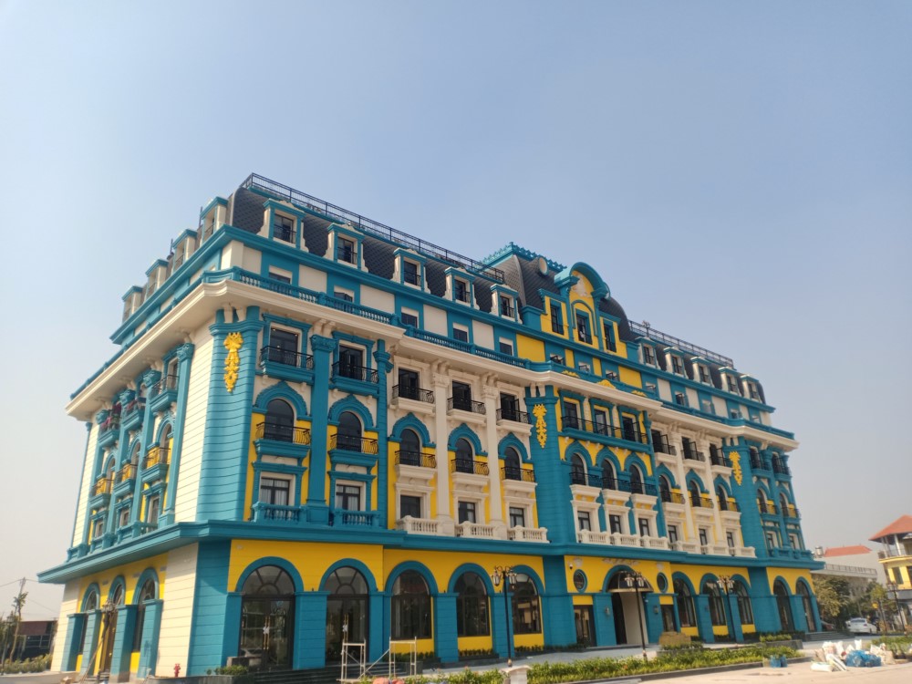 Thi công trần gương trang trí khách sạn Thiên An Bắc Giang