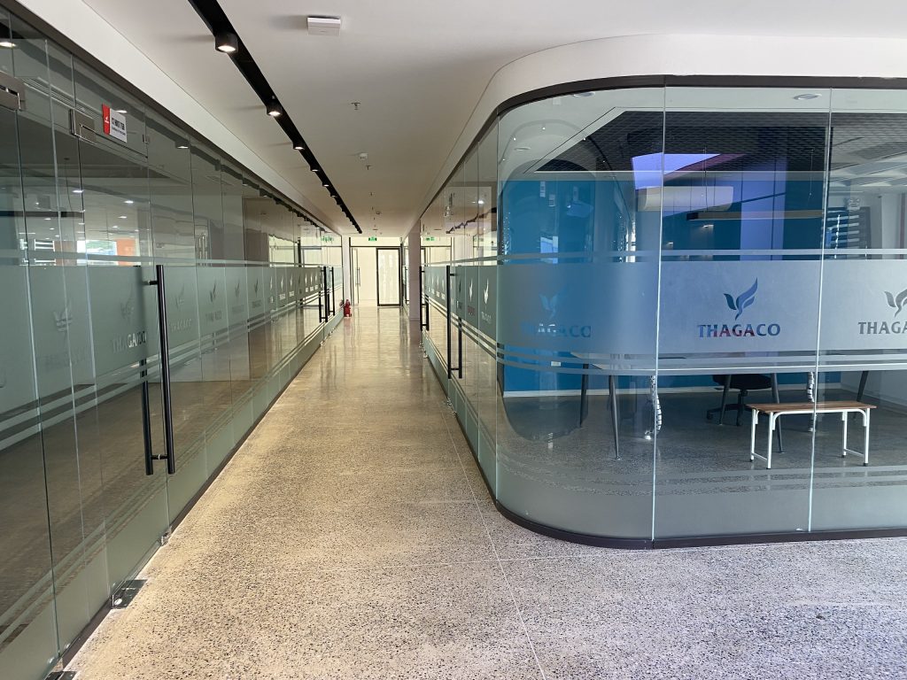 vách kính cường lực